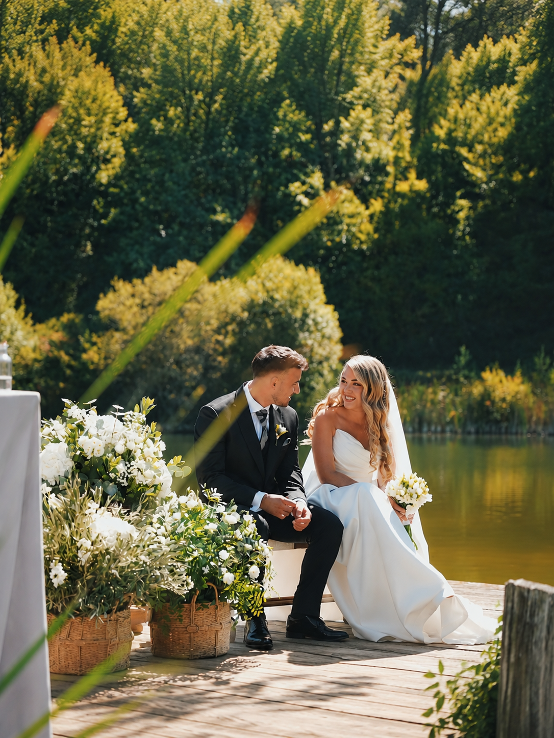 Novios abrazándose al atardecer durante su boda en Navarra